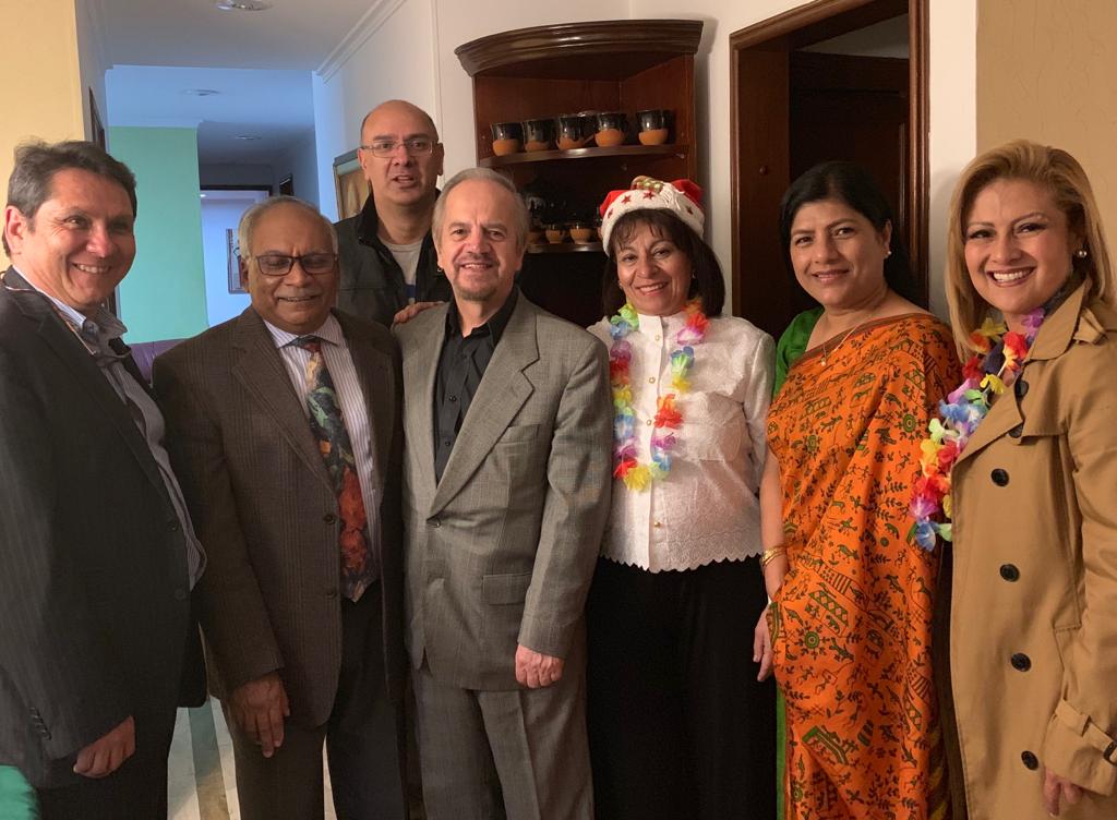 Martha Diaz ofrecio una cena de navidad, al cuerpo diplomatico de la embajada de la India, en la grafica de izquierda a derecha; Humberto Calderón Devia, el señor Embajador de la India Ravi Bangar, Gonzalo Silva, Francisco  Javier Diaz, la oferente, la esposa del Embajador, señora Barthy Bangar y Nidia Jannteh Martinez